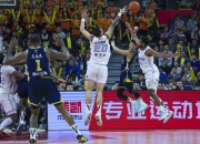 世界级球员在最新一场比赛中展现出色表现