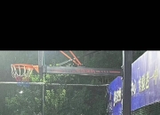 篮球裁判在球赛中发挥重要作用，维护比赛公平