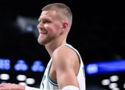 库里险胜波尔津吉斯，逆转取胜关键表现点燃全场！