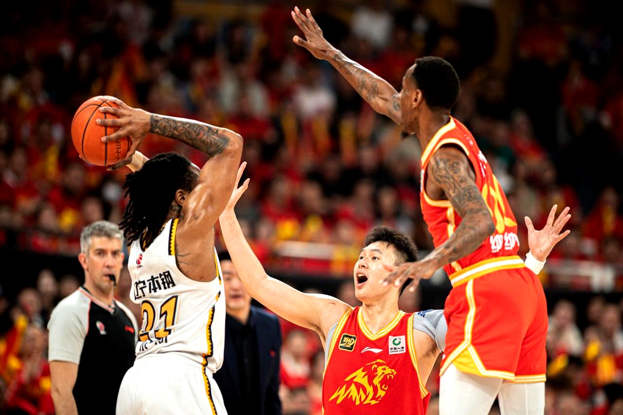  广厦男篮首回合惊险俄克拉荷马城雷霆，C罗砍下20记关键球，全场沸腾